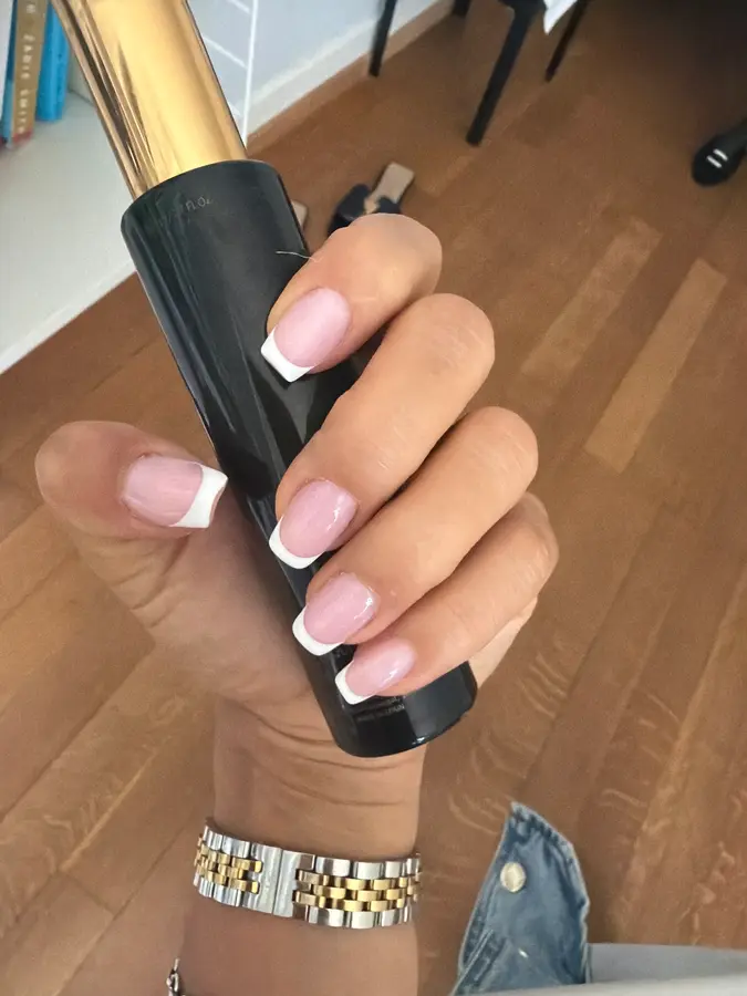 Klassische French-Maniküre in Rosé und Weiss