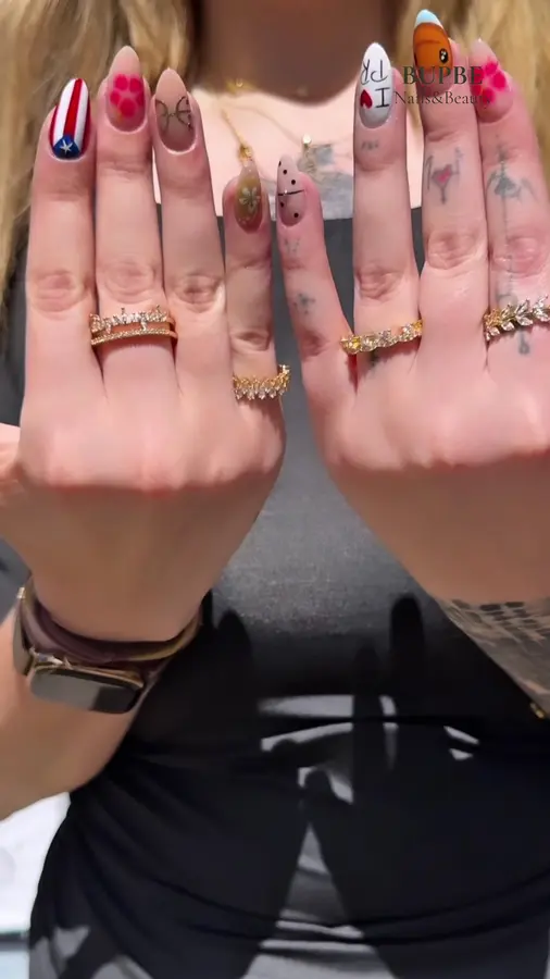 Verspielte Nail Art mit vielen unterschiedlichen Motiven und Goldringen