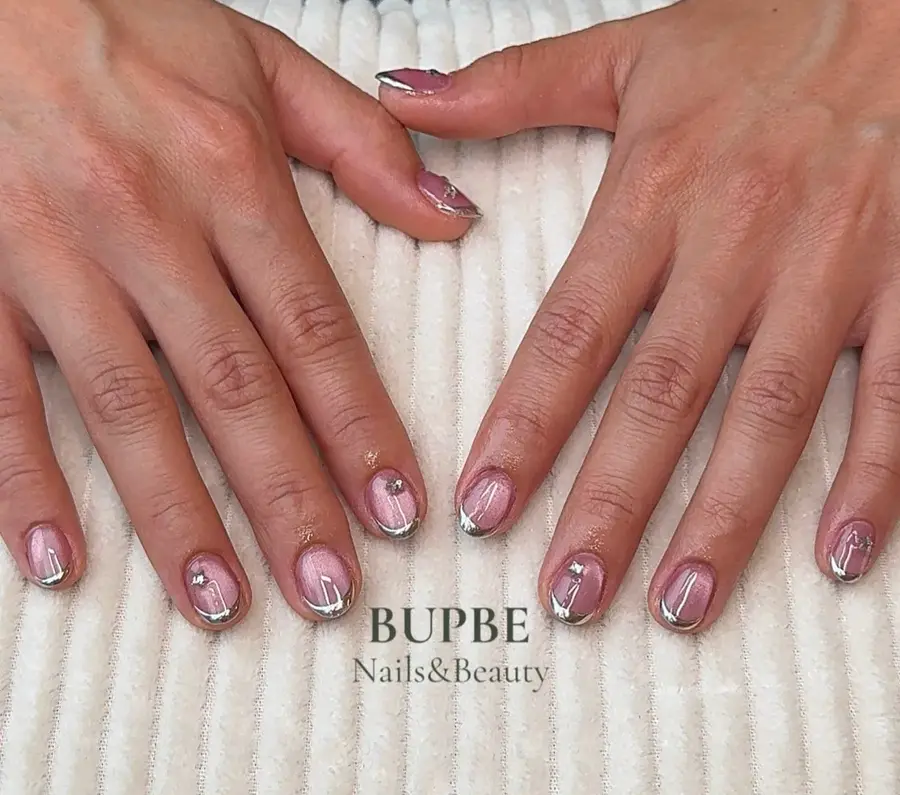 Rosé-Chrome mit silberner French-Linie und kleinen Steinchen